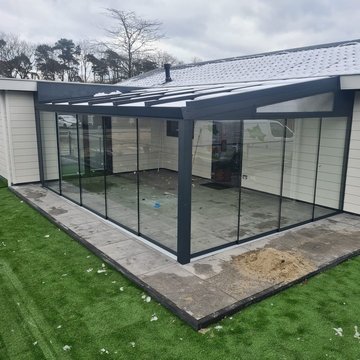Veranda met glasschuifwand en polycarbonaat dak