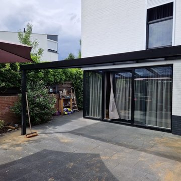 Zwarte veranda met polycarbonaat dak