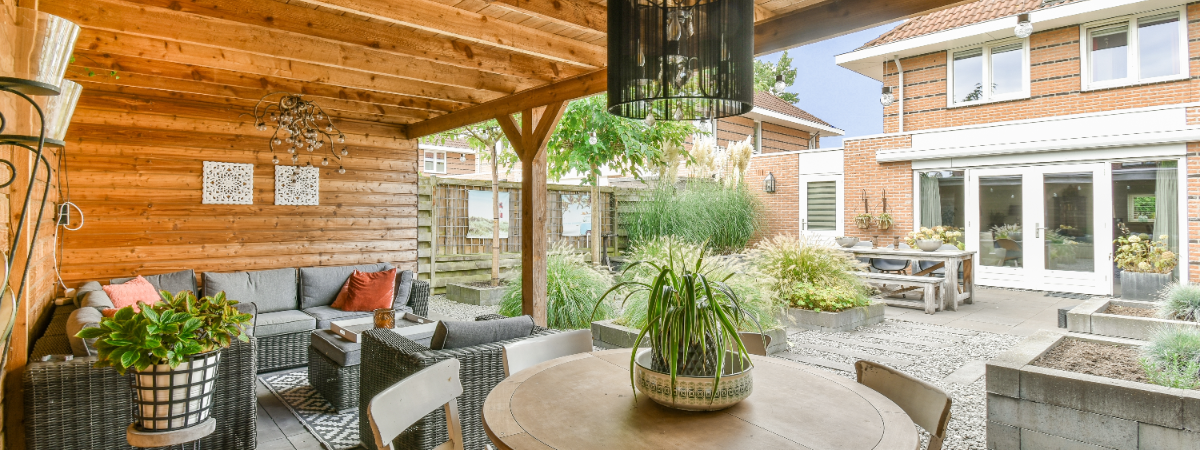 Wat te doen tegen vliegen onder overkapping?