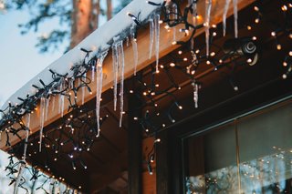 Overkapping aan huis versieren met kerstverlichting