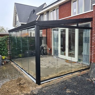 Veranda met glasschuifwand en aluminium zijwand