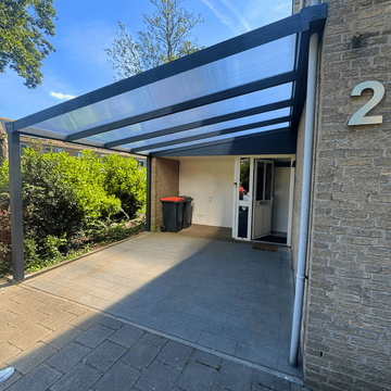 Carport met polycarbonaat overkapping