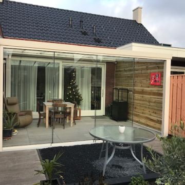 Veranda wit met glazen dak en schuifdeuren