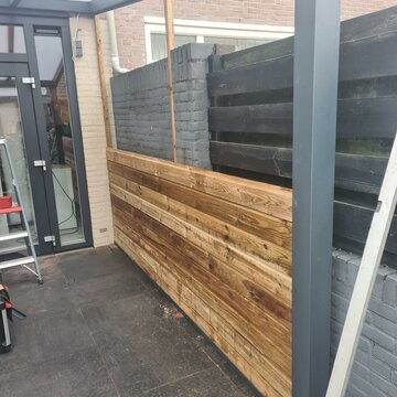 Schuin aflopende overkapping geplaatst in Uden