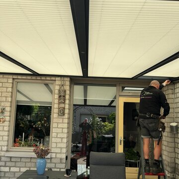 Veranda in Rosmalen voorzien van stijlvolle plissé