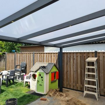 Veranda met polycarbonaat dak en LED spots