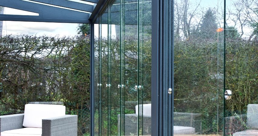 Het vergroten van uw comfort door glasschuifwanden 