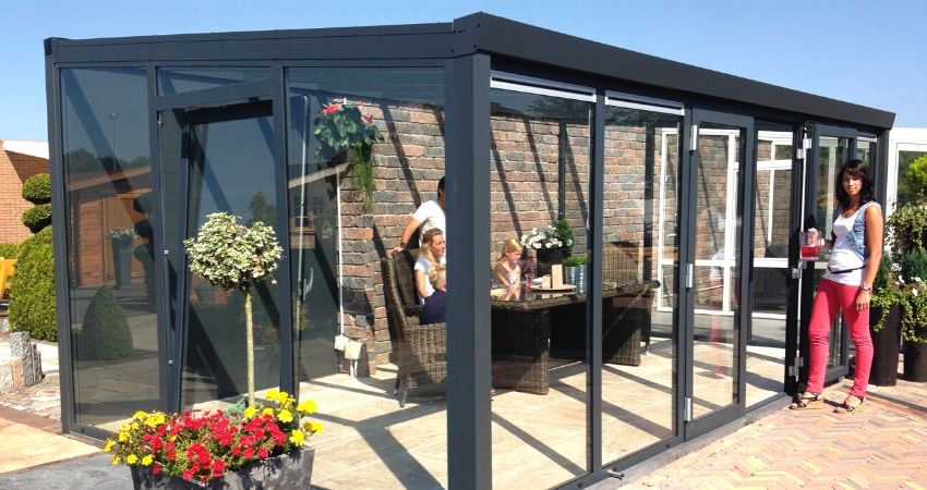 Tuinkamer met glazen schuifwanden